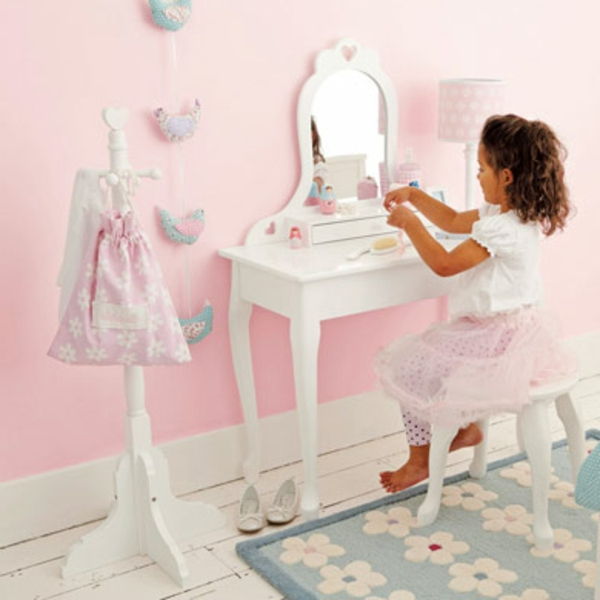 spogliatoio per bambini tavolo-bianco-design-rosy-wall-behind