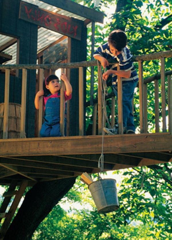 kinderen-play-tree-building-self-build- met een balkon