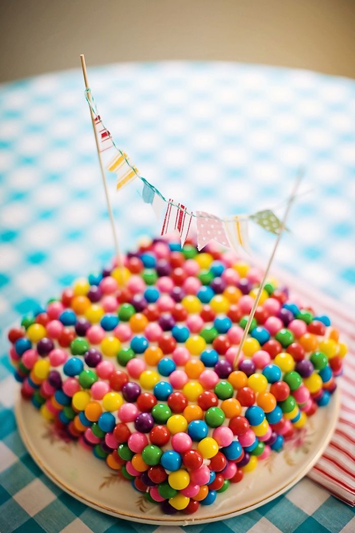 kindertaarten, vierkante verjaardagstaart versieren met kleurrijke zoetigheden