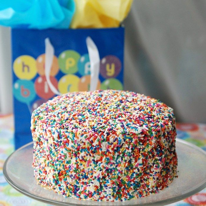 Kindertaarten, cake met vanille, room en kleurrijke hagelslag