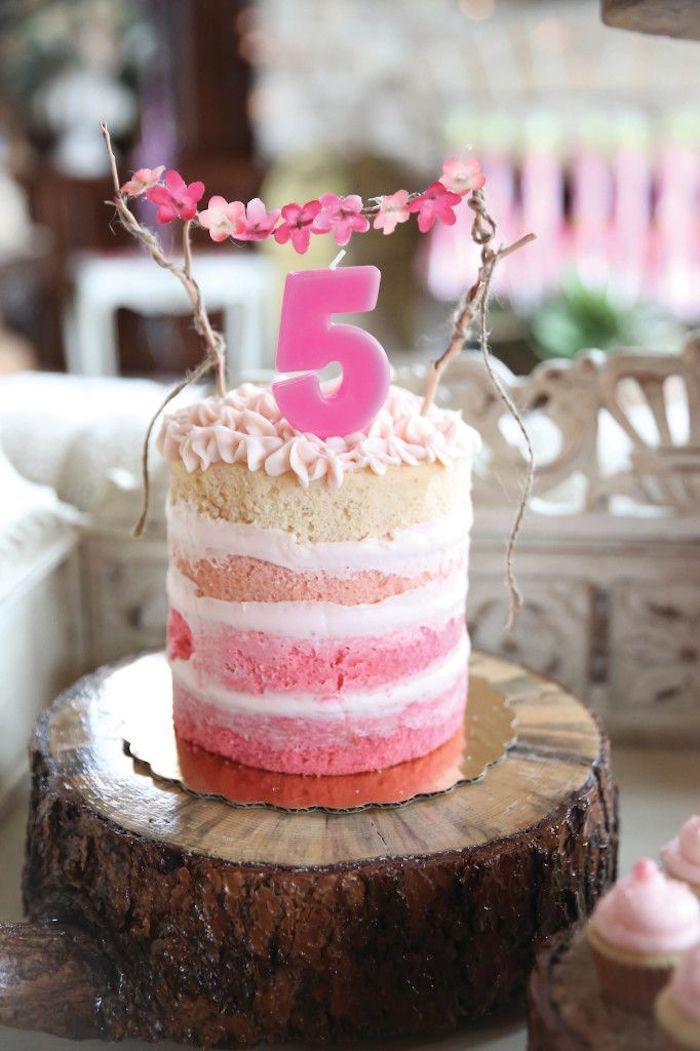 kindertaarten, taart in ombre-look, versierd met roze botercreme