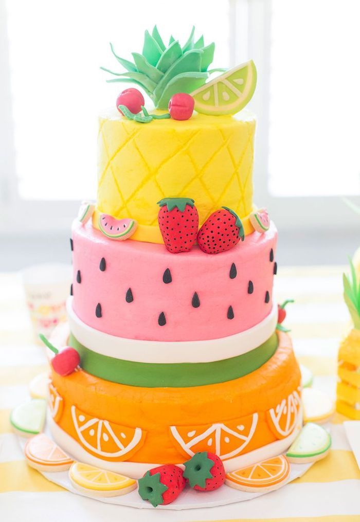 kinderen taarten, kleurrijke hawaïtaart met aardbeien, sinaasappelen en citroenen
