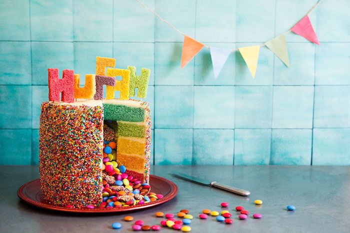 crostate per bambini, torta pinata con strati nei colori dell'arcobaleno
