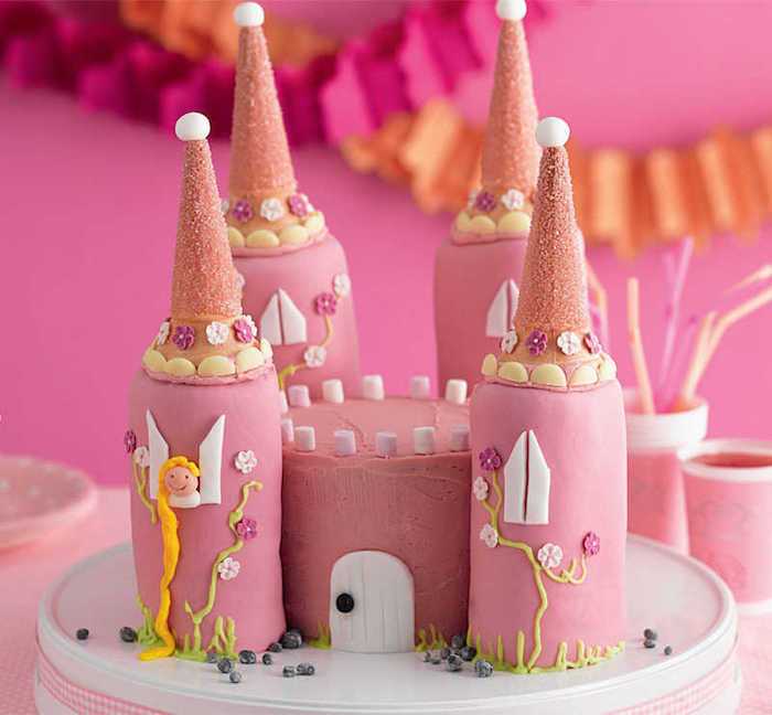 Kindertaarten, prinses taart in de vorm van een afwerking versierd met roze fondant