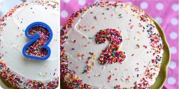 narodeninovú tortu s bielym krémom zdobeným farebnými pokropmi