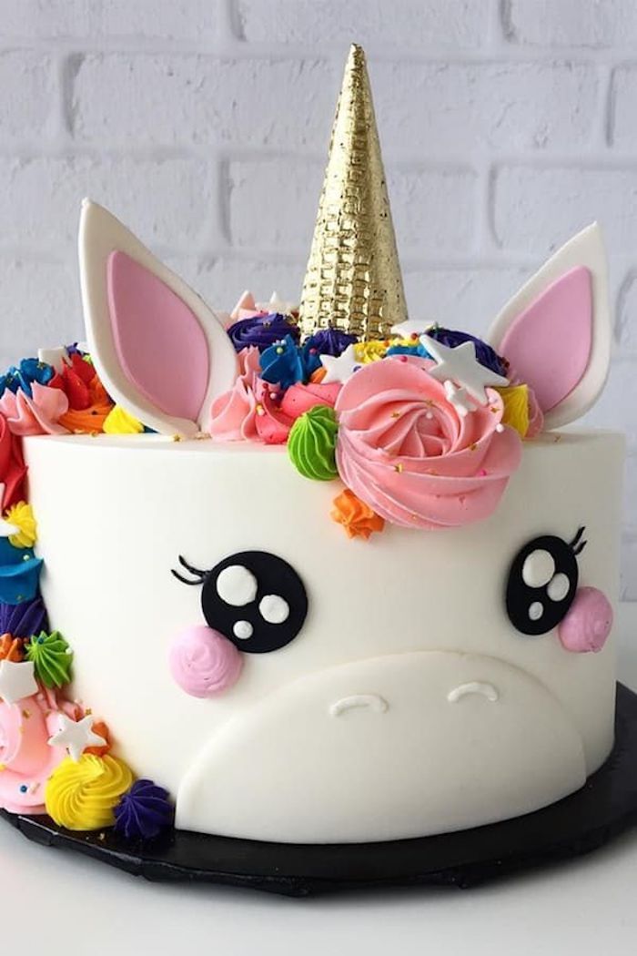 Gjør kake selv, kake unicorn dekorert med buttercream og fondant