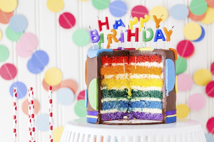 bursdagskake med lag i regnbuens farger