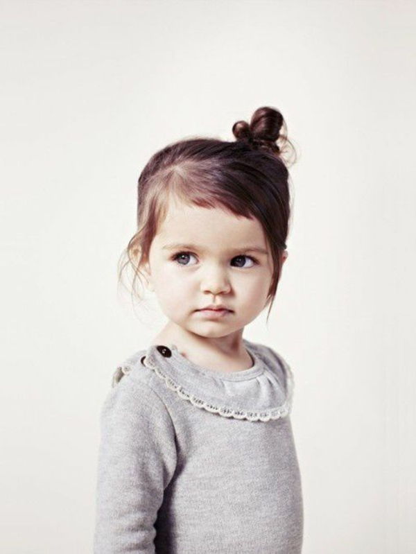 kinderen kapsels-for-girl-little-sweet-kind-met-heldere-kleding