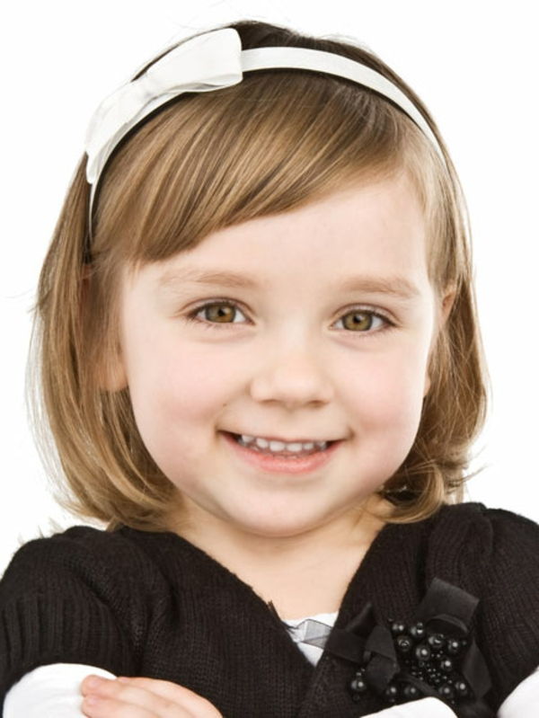 detské účesy-na-girl-usmievavá dievčenské-s-short-vlasy-svetlý