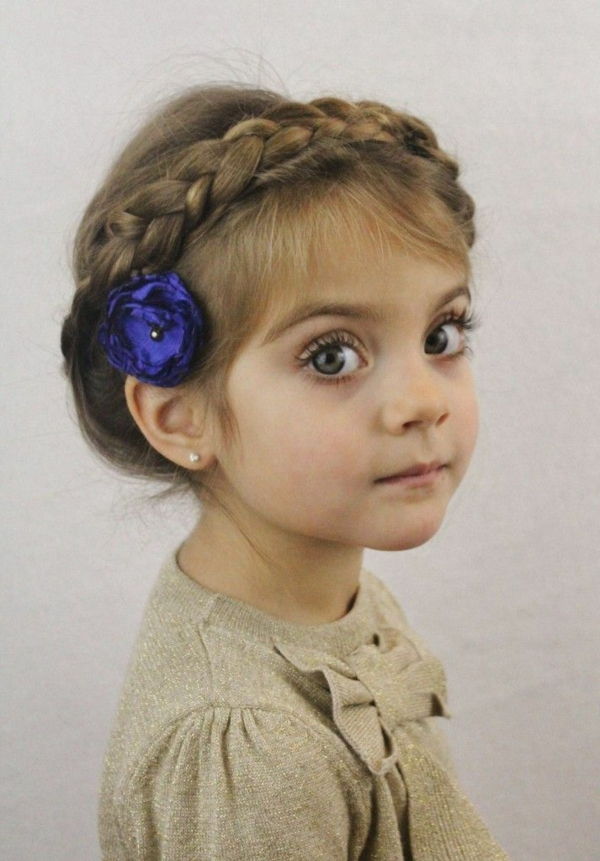 detské účesy-na-girl-Nice-vrkoč a dekoratívne modro-kvet