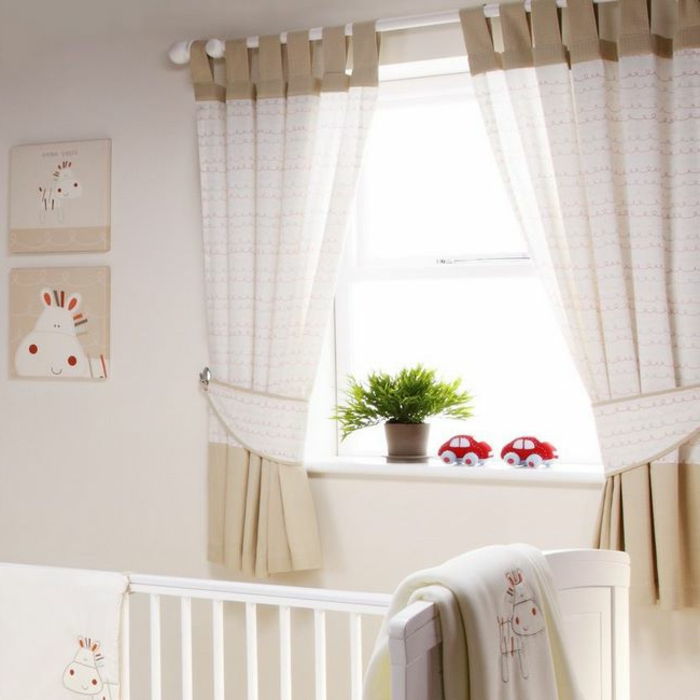 cortinas infantis-em-marrom-claro-e-branco