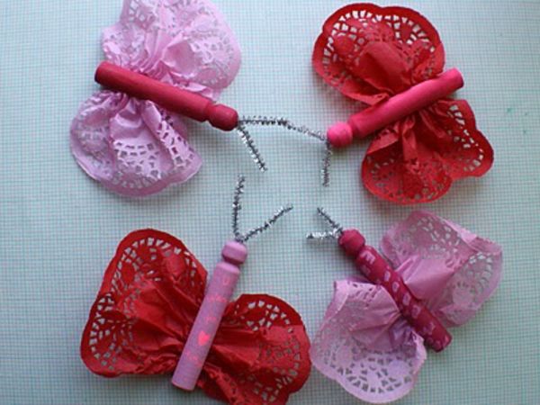remeselnícke nápady pre materskú školu - motýle v ružovej a červenej farbe - fotografia zhora