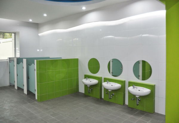 przedszkole-wnętrza-łazienka-w-zielono-biały