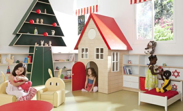przedszkole-wnętrze-a-dziecko-dom-i-sztuczne drzewo