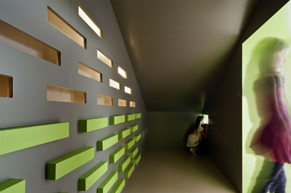 gradinita-interior-perete-extravagant-in-gri-color-și-cu-verde-accente