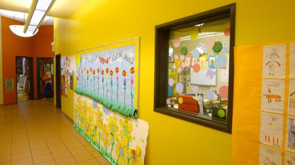 przedszkola, wnętrze żółty ściana w korytarz