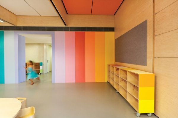 przedszkole-wnętrza-żółto-szafy-z-i-półki ściany do kolorowych linii