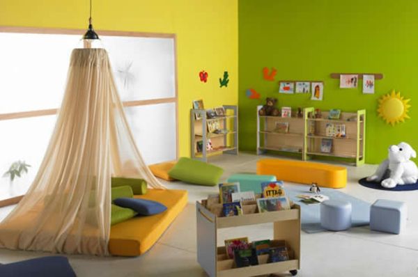 przedszkola, wnętrze-zielono-żółte ściany łóżko z kurtyny