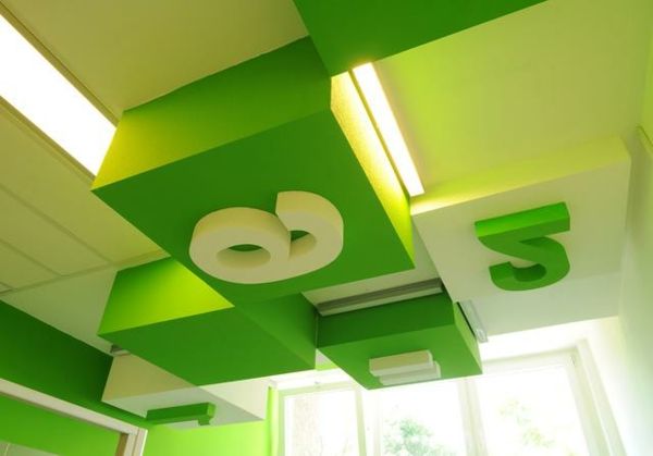 przedszkola, wnętrze-zielony-suficie pokoju z numerami