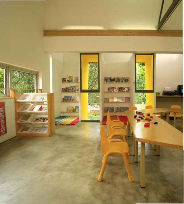 przedszkola, wewnętrzny drewniany stołem
