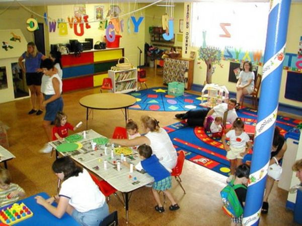 Wnętrze przedszkola-dzieci-Tinker-in-großn pokój