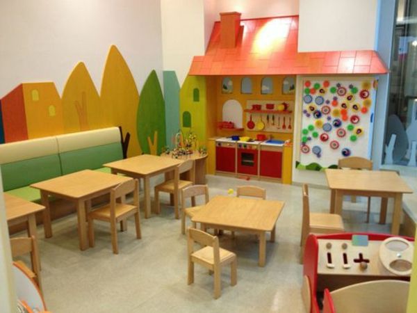 przedszkole-wnętrza-small-drewna Stoły-i-kolorowe-ściany