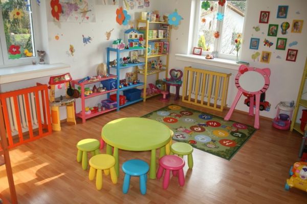 przedszkole-wnętrza-round-table-zielono-small-kolorowe fotele