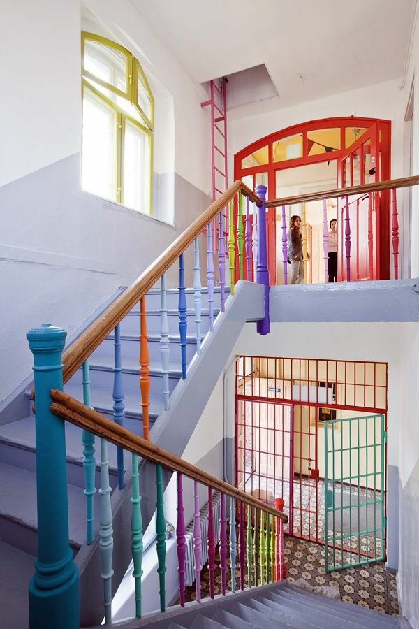 przedszkole-wnętrza-schody-z-kolorowych balustrad