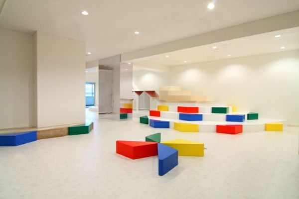 barnehage-interiør-hvitt-big-room-med-fargerike-stuff