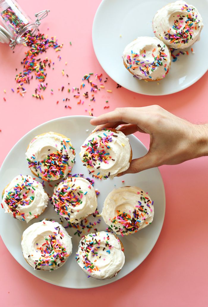 Förbered och dekorera cupcakes för din födelsedag, en trevlig överraskning för varje födelsedagsbarn