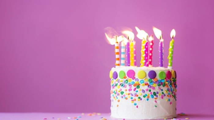 Neşeli dekorasyon ve renkli mumlar, doğum günü partisi için fikirler ile doğum günü pastası