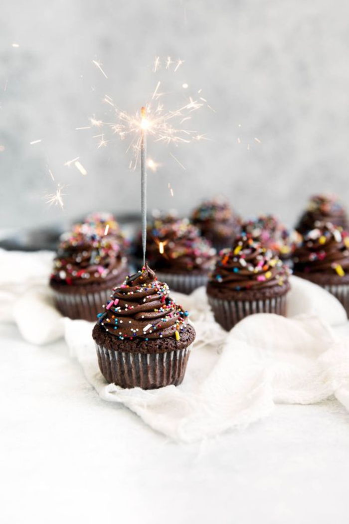 Organisera en barns födelsedag, gör chokladmuffin själv, en stor överraskning