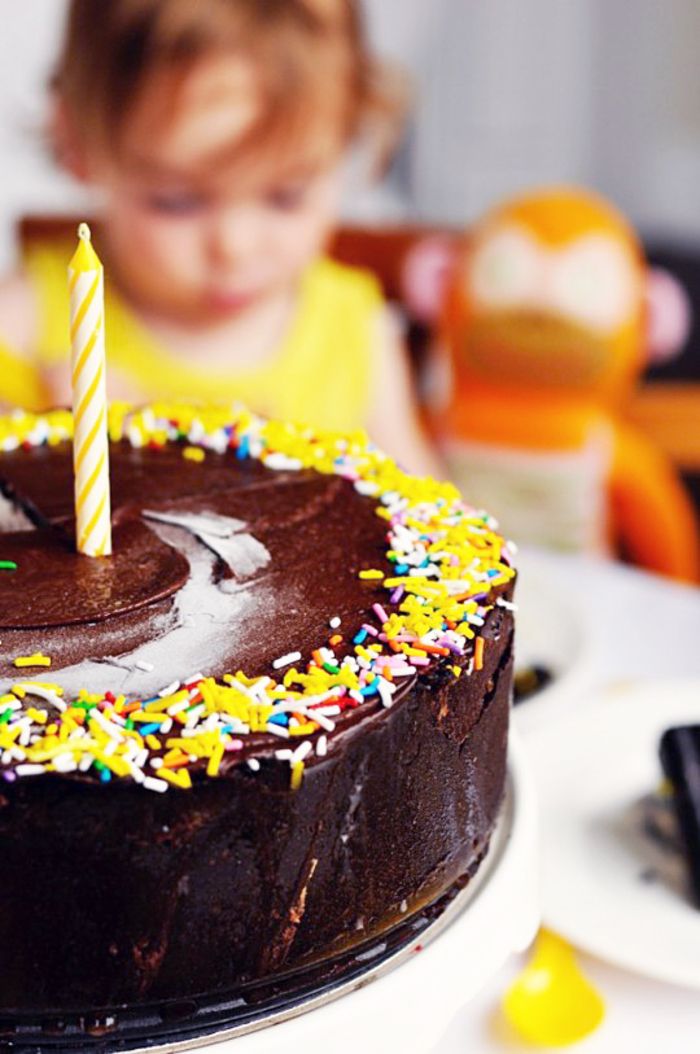 Lag sjokoladekake selv, organiser en bursdagsfest, et stearinlys på kaken