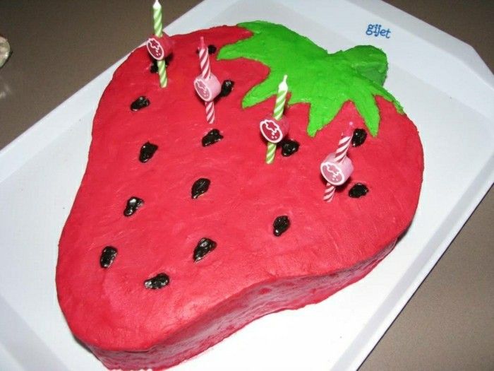 dzieci urodziny tort-truskawka-rysunek i czerwony kolor