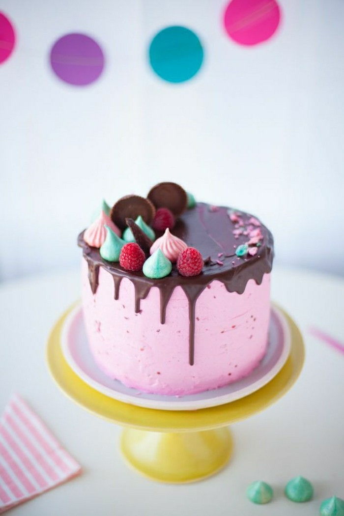 vaikai gimtadienio tortas-rožinis kremas gražus Spalvingas papuošalai