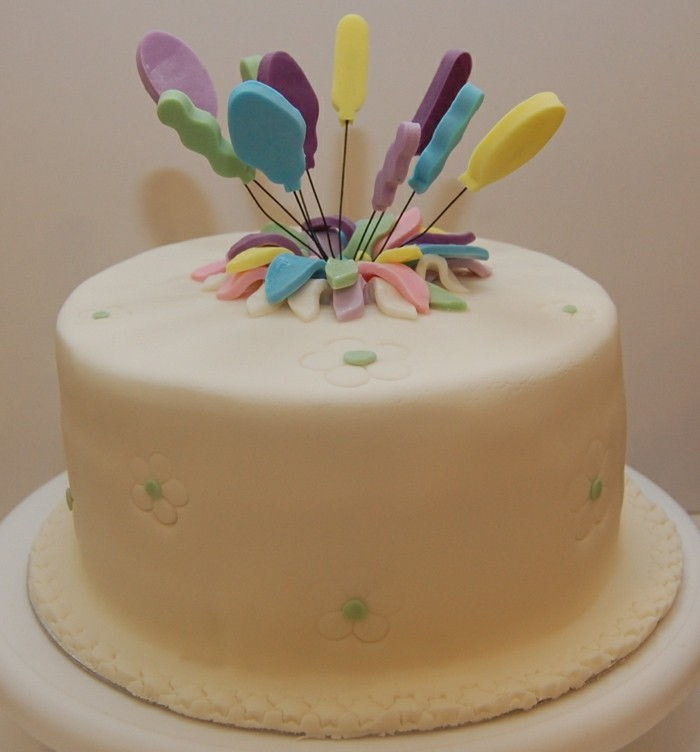 dzieci urodziny tort-biało-kolor-ciekawe-decoration