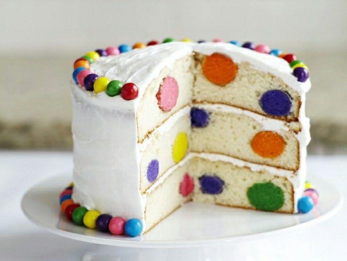 bambini birthday cake-bianco-design-interessante-colorati-elementi-là