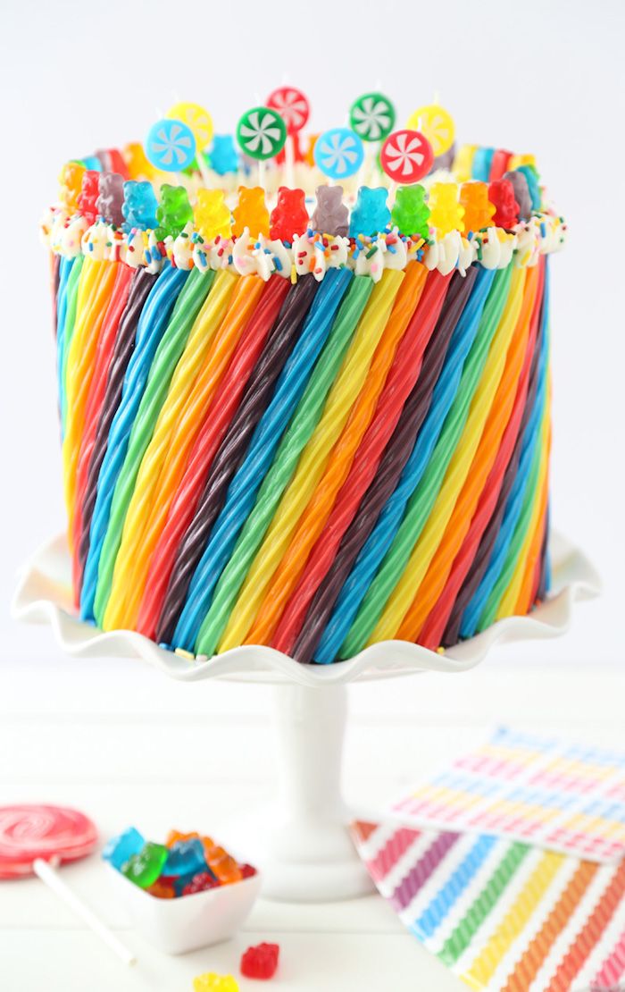 Torta di compleanno bambino con crema decorata con caramelle di lutcherb e gelatina