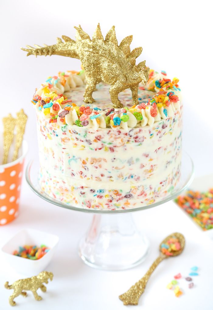 Buttercream, tatlılar ve marshmallowlu çocuklar için doğum günü pastası yapmak