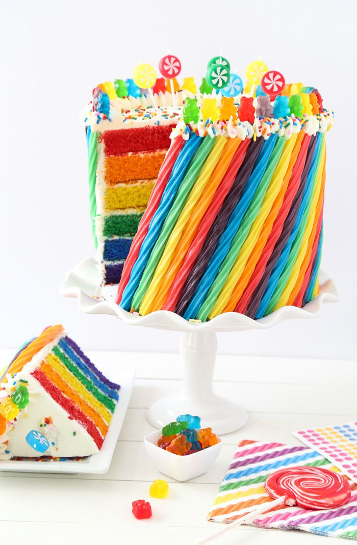 Torta di compleanno per bambini con fondi di torta nei colori dell'arcobaleno