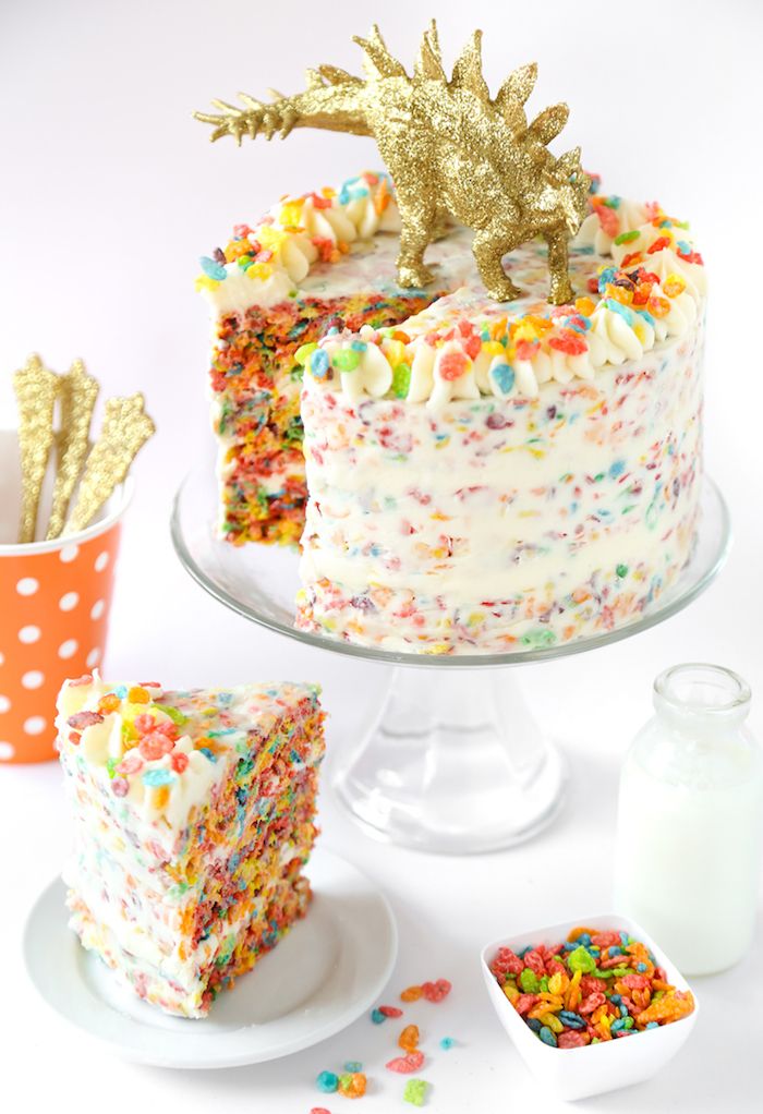 färgglad födelsedagstårta gjord av godis och smörkräm, paj dig själv