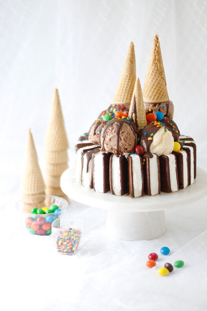 Dondurma ve krema yapılmış doğum günü pastası çikolata ve tatlılar ile dekore edilmiştir.