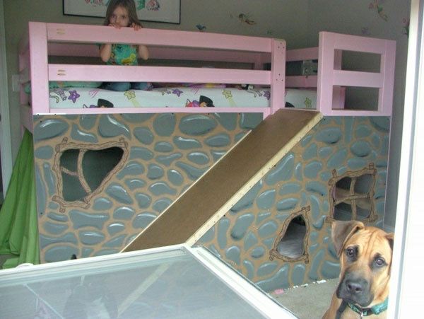 vaikų kambarys su mergina ir aukšta lova su valytuvu