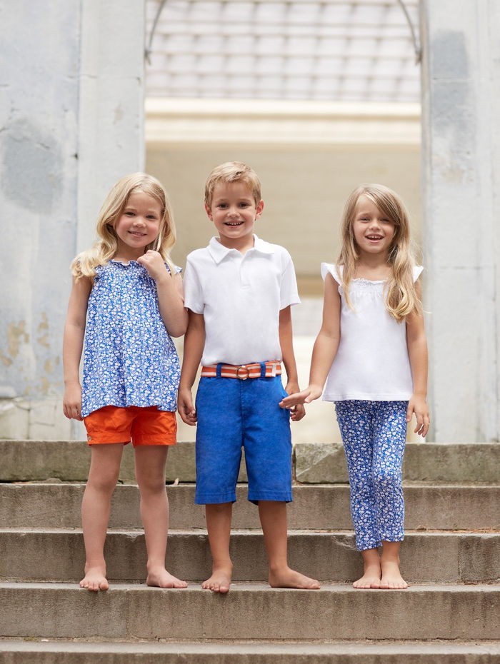 festliga barns klänningar till sommaren, kombination av vit och blå / orange, långa / korta byxor med topp / T-shirt