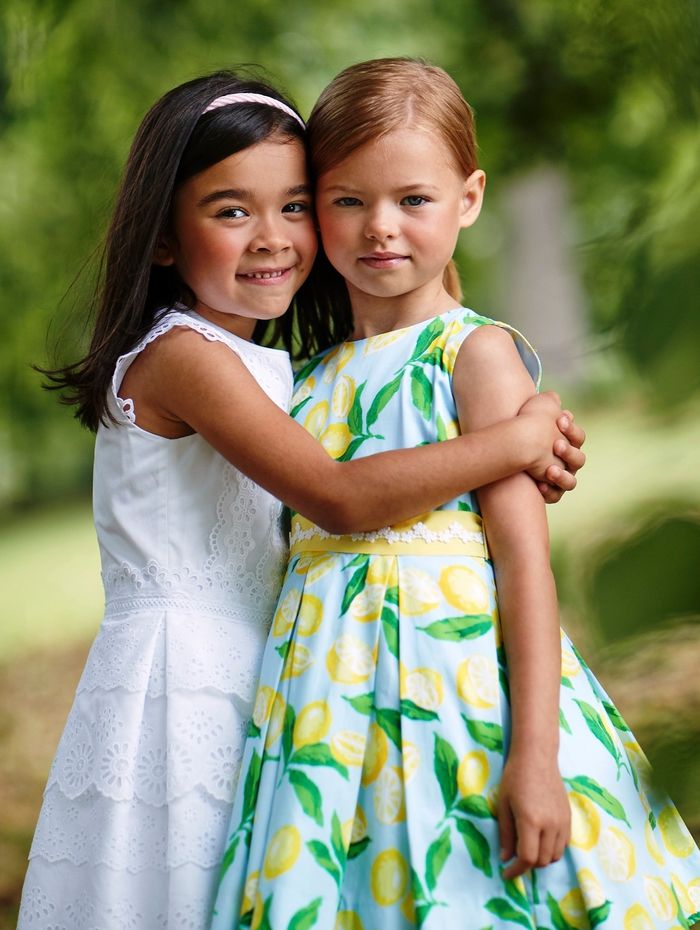 şenlikli çocuk modası, dantel ile beyaz elbise, limon motifleri ile geniş elbise, yaz trendleri