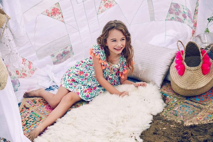 Sommar mode för barn 2017, färgstark klänning med blommiga motiv, festliga tjejer kläder