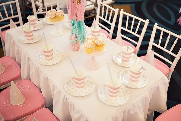 pequena mesa e itens de deco na cor rosa - festa infantil