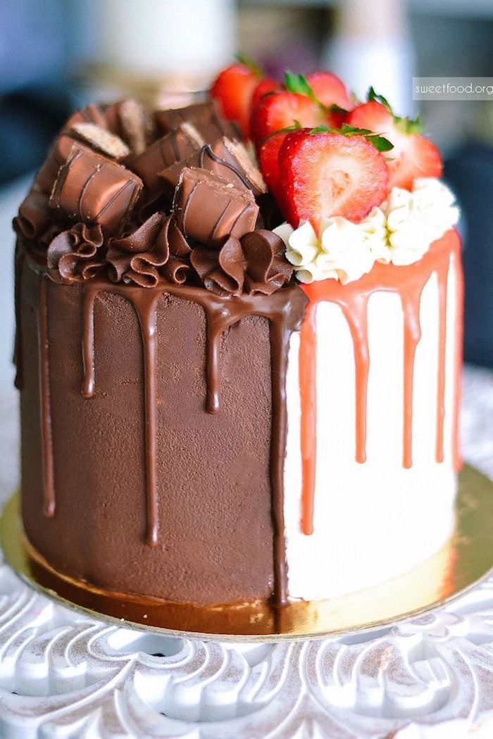 iki yüzü olan bir pasta - karanlık ve parlak - çocuk çikolatalı kek