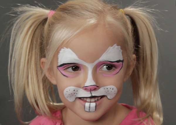 barn utgjør Blond-hare-vakre-makeup