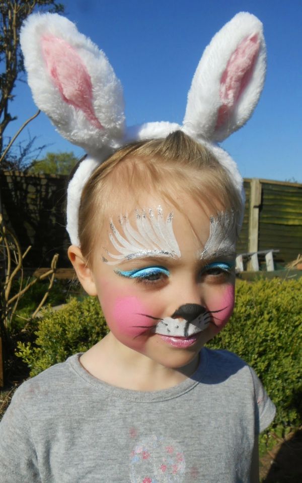 yüz boyama gibi bir tavşan-küçük kız